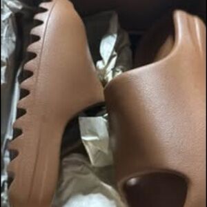 Yezzy Slides
Brown
Size 4